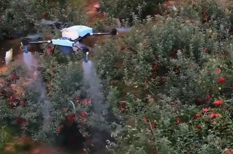 A proteção de plantas com drones agrícolas EAVISION torna a pulverização de árvores frutíferas mais eficiente
