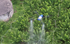 Quais são os fatores que afetam o efeito da proteção de plantas com drones?
