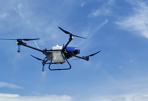 Quais são as vantagens e desvantagens de escolher um drone para pulverizar agroquímicos?
