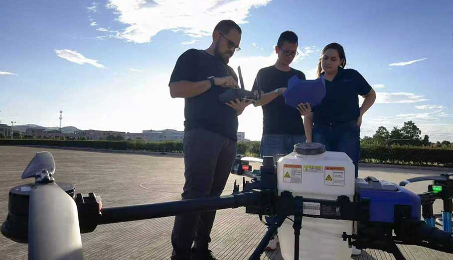 treinamento de pilotos e serviço pós-venda